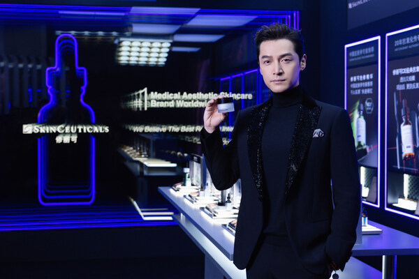 修丽可品牌代言人胡歌手持修丽可A.G.E面霜