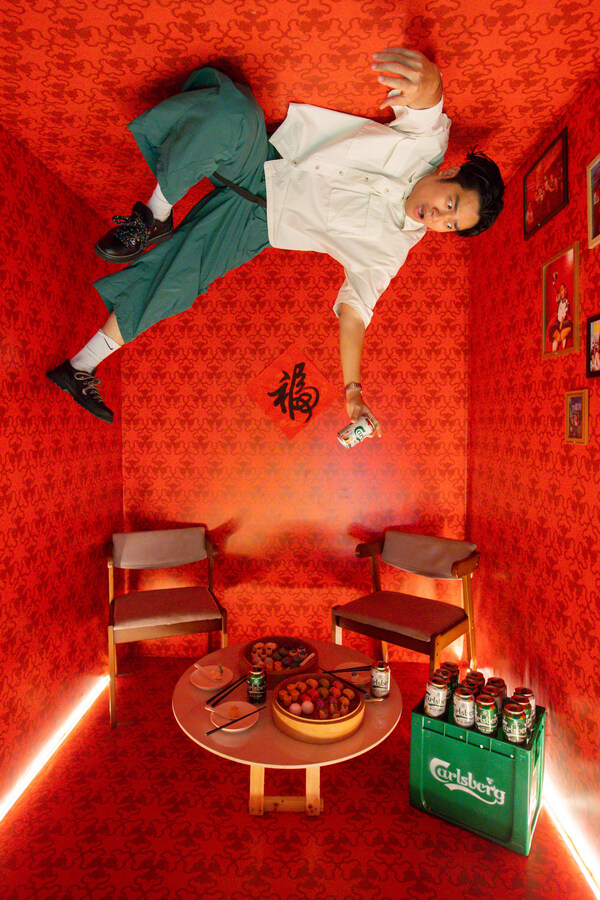 宾客们沉醉于以颠倒房间为主题的摄影互动装置，尽情享受嘉士伯带来的节日氛围。