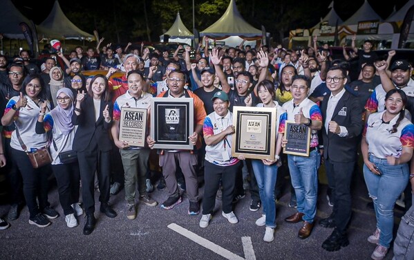 30 Kereta Dicat Sembur Sepenuhnya Dalam Tempoh 3 Hari Sahaja. SAMURAI Paint Cipta Rekod ASEAN, Asia Dalam Acara Penyemburan Aerosol Automotif Terbesar.