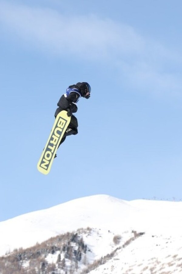 苏翊鸣使用From Burton To The World纪念款限定雪板比赛瞬间