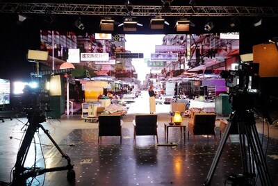 虚拟制作录影厂，采用领先的硬件及软件设备，让学生能够在录影厂内实时展现合成效果