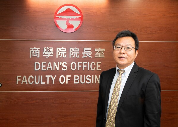 Prof Leng Mingming, Dean of the Faculty of Business and Chair Professor of Operations and Risk Management at Lingnan University, receiving the Beta Gamma Sigma’s 2026 Dean of the Year Award.