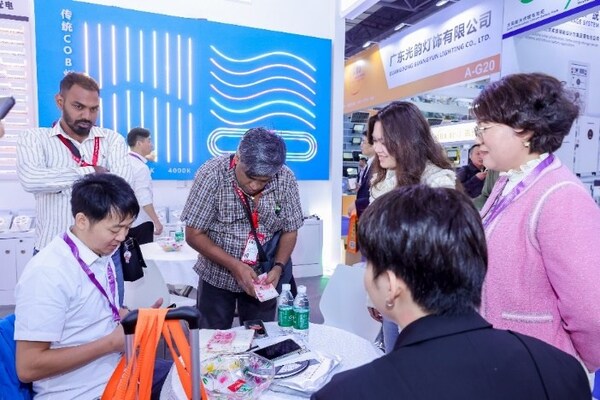 海外客商与展商洽谈