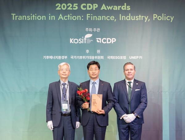 Jongho Kim, LG Innotek’s ESG representative (center), poses with CDP Korea committee officials at the 2026 CDP Korea Conference on March 10 at Ambassador Seoul Pullman Hotel, Jung-gu, Seoul, to commemorate the awards.