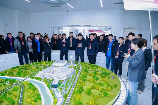 嘉賓進入工廠內部進行參觀（2）