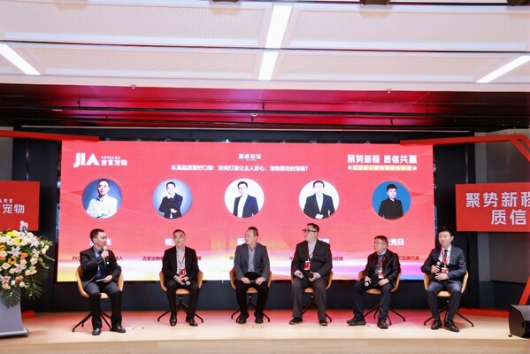 （從左至右依次為：吉家寵物集團質量總經理何榮光、PKC王牌寵物學院創始人王天飛、吉家寵物集團制造中心總經理程勇、維爾福寵物課堂創始人靳峰、華測檢測寵物產品線總經理周嘉明、BRCGS北亞地區首席代表金光日）