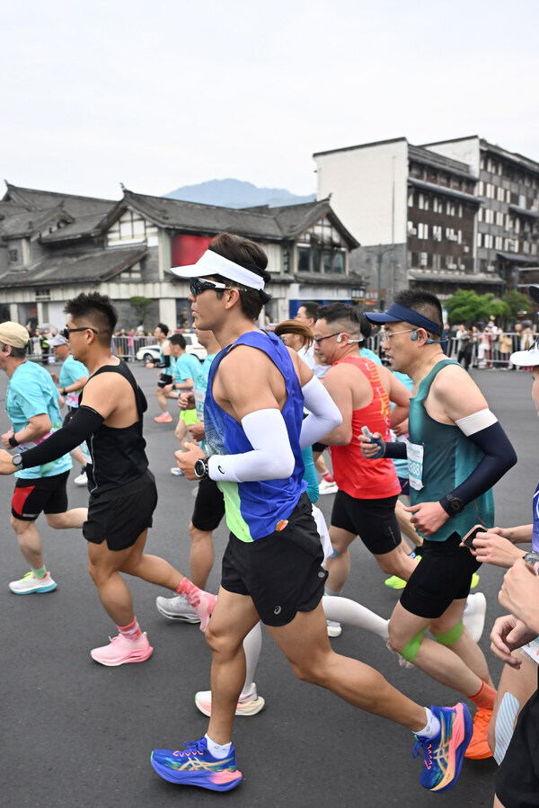 ASICS亞瑟士品牌大使鐘漢良亮相賽道