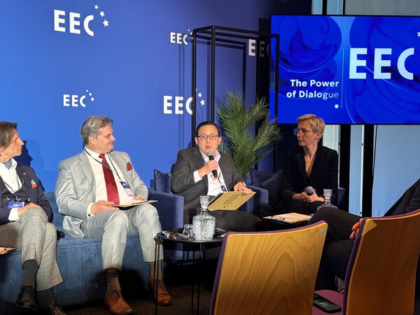 Dr. James Yang (second from right), Chairman of MICROIP, delivered a speech at the EEC forum, sharing the new "Software-Driven Hardware" trend for AI deployment and expressing his hopes of combining Taiwan and Poland's strengths to build a resilient Edge AI supply chain.