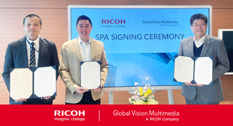 Kenny Liow, Giám đốc Global Vision Multimedia; Hooi Ping Lee, Nhà đồng sáng lập & Giám đốc Global Vision Multimedia; và Kei Uesugi, Giám đốc Điều hành Ricoh Châu Á Thái Bình Dương, tại buổi lễ ký kết thỏa thuận.