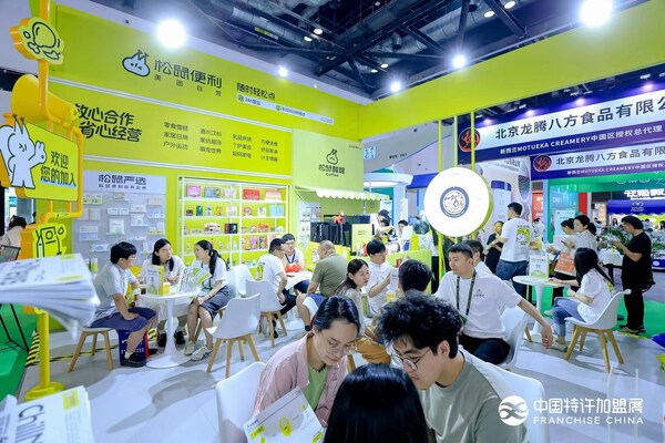2026特许加盟展上，众多参观者正在咨询合作事宜